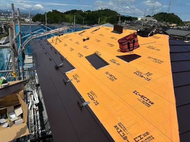 仙台市泉区で屋根葺き替え工事、ルーフィング敷設と屋根材設置が進む現場